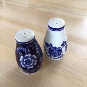 Chinoiserie Salt & Pepper Shakers Set Blue and White Asian
